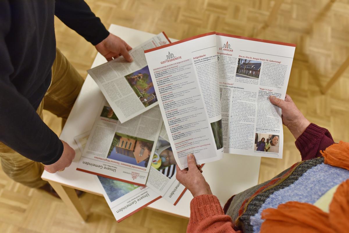 Informationsheft beim Treffen der ehrenamtlichen Redaktion | Foto: Tobias Frick / fundus-medien.de