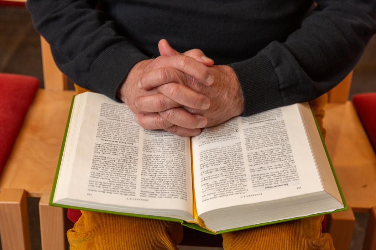 Beten über der Bibel | Foto: Rolf Oeser / fundus-medien.de Beten über der Bibel | Foto: Rolf Oeser / fundus-medien.de