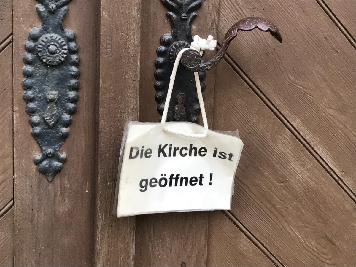 Kirche geöffnet Kirche geöffnet