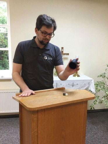 Pfarrer Lars Obhagen befragt die Würfel zum Thema Glück Pfarrer Lars Obhagen befragt die Würfel zum Thema Glück